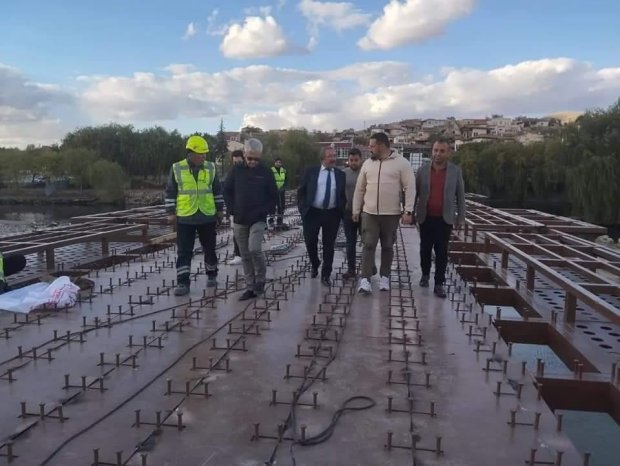 Belediye Başkanımız Mustafa Kenan Sarıtaş, Tarihi Taş Köprümüzün tadilatında kullanılan çelik konstrüksiyon üretimini yapan Ceceli Grup Yönetim Kurulu Başkanı Şerafeddin Ceceli ve ekibi ile birlikte Taş Köprümüzdeki çalışmaları incelediler.