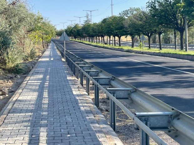 Çevre Yolu Köprüsü ile Karaseki Mahallesi kavşağı arasında yer alan güzergâhta, yolun her iki cephesinde yürütülen kaldırım ve bordür çalışmaları tamamlandı.