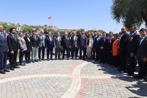 Ulaştırma ve Altyapı Bakanımız Sayın Abdulkadir Uraloğlu’nun katılımlarıyla kapsamlı şekilde restorasyonu tamamlanarak hizmete giren Tarihi Taş Köprümüzün resmi açılışı tören gerçekleştirildi.