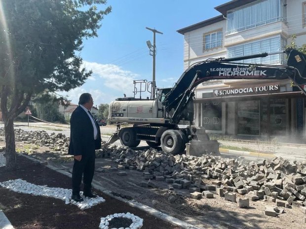 Belediye Başkanımız Mustafa Kenan Sarıtaş Fen İşleri Müdürlüğüne bağlı ekiplerimiz tarafından, Kapadokya caddesinde sıcak asfalt çalışması öncesi zemin hazırlığı ve kilitli parke sökümü çalışmasını yerinde inceledi.