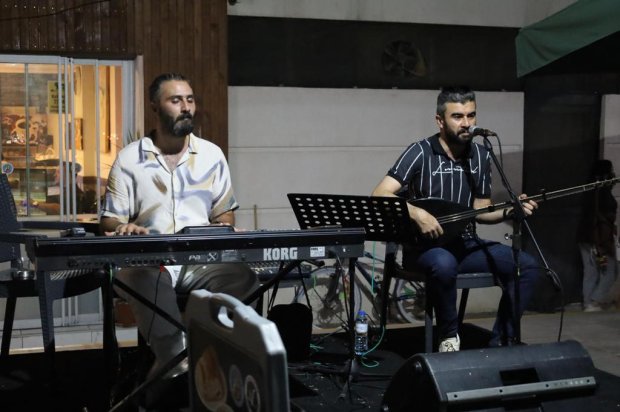 Belediyemiz Sosyal Tesislerinde Canlı Müzik Performansları ile Kızılırmak kıyısında yaz akşamları, canlı müzik eşliğinde daha da güzelleşiyor.