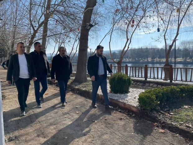 Belediye Başkanımız Sn. Mustafa Kenan Sarıtaş, belediyemize ait Kızılırmak Kafe önünde devam eden peyzaj çalışmalarını yerinde inceledi.