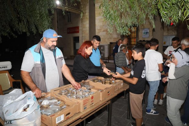 Mübarek Mevlid Kandili vesilesiyle, Belediyemiz Aşevi’nde özenle hazırlanan irmik helvaları, Avanos Şehit Şevket Tekin Merkez Camii’nde hemşehrilerimize ikram edildi.