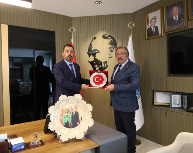 Birleşmiş Milletler (BM) Diplomatik Misyon Barış ve Refah Teşkilatı (DMPP) Fahri Büyükelçisi, hemşehrimiz Sn. Orçun Karakaya, Belediye Başkanımız Sn. Mustafa Kenan Sarıtaş'ı makamında ziyaret etti.