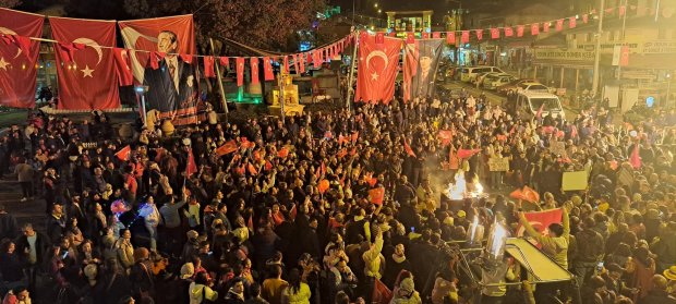 Cumhuriyet coşkusu meydanda yakılan sin sin ateşi ve çalınan marşlarla doyasıya kutlandı.
