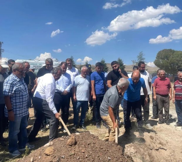 Belediye Başkanımız Mustafa Kenan Sarıtaş, Eski Avanos Kaymakamlarından Bayburt Valisi Sayın Mustafa Eldivan’ın vefat eden kayınbiraderi Ziraat Odası Başkanlığı yapmış emekli Yaşar Köseoğlu’nun cenaze törenine katıldı.