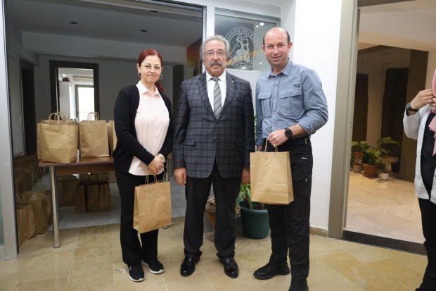 Belediye Başkanımız Sn. Mustafa Kenan Sarıtaş, Ramazan Bayramı dolayısı ile belediye binasında ve diğer hizmet birimlerinde görev yapan personellerimizle bayramlaştı.