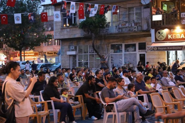 Dev ekranda maçı izleyen yüzlerce vatandaşımız, galibiyetle birlikte büyük bir coşku ve sevinç yaşadı.