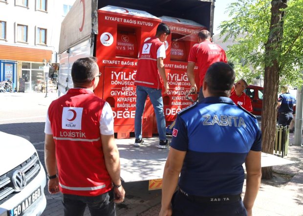 Avanos Belediye Başkanlığı, Türk Kızılay Nevşehir Şubesi ve Kızılay Lojiştik işbirliği protokolü kapsamında 8 noktaya kıyafet bağış kutuları yerleştirildi.