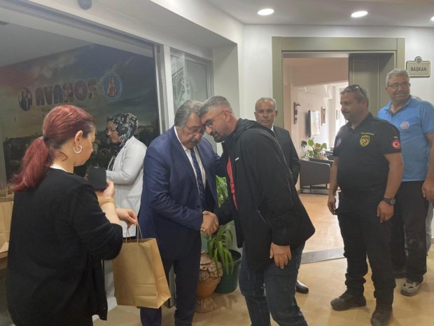 Belediye Başkanımız Sn. Mustafa Kenan Sarıtaş, Kurban Bayramı dolayısıyla belediye binasında ve bağlı hizmet birimlerinde görev yapan personelimizle bir araya gelerek bayramlaştı.