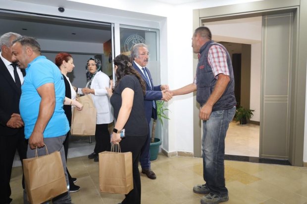 Belediye Başkanımız Sn. Mustafa Kenan Sarıtaş, Kurban Bayramı dolayısıyla belediye binasında ve bağlı hizmet birimlerinde görev yapan personelimizle bir araya gelerek bayramlaştı.