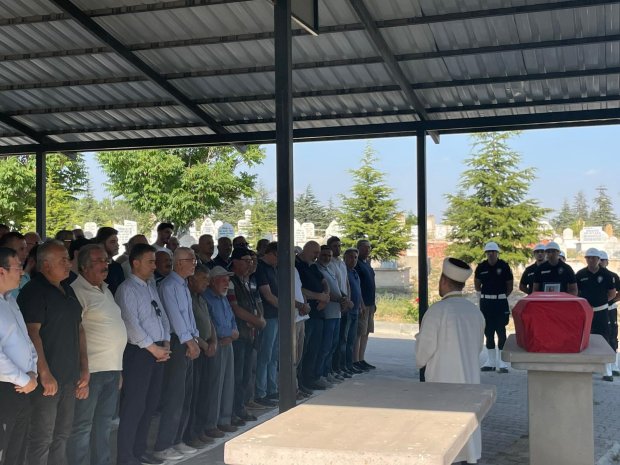 Emekli Komiser Ömer Faruk Güner için Avanos Kabristanlığı’nda İl Emniyet Müdürlüğü Mangası tarafından cenaze töreni düzenlendi.