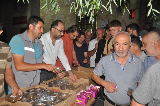 Belediyemiz tarafından Mevlit Kandili dolasıyla vatandaşlarımıza helva ikramında bulunuldu.