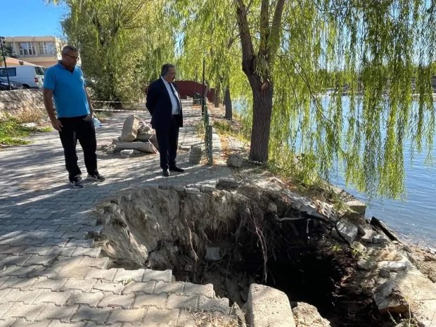Belediye Başkanımız Kızılırmak nehri içinden geçen içme suyu boru hattında meydana gelen arızanın giderilmesi için yürütülen çalışmayı inceledi.