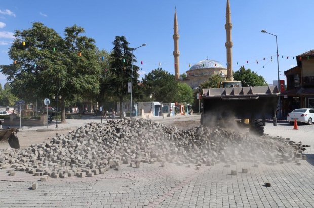 Avanos Çarşı Meydanı’nda, PTT önünden Çarşı Meydanı istikametine uzanan güzergahta, sıcak asfalt çalışmaları öncesinde kilit parke söküm çalışmalarına başlandı.
