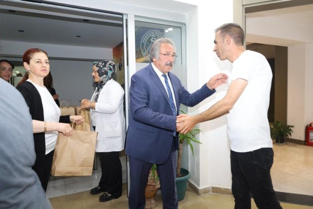 Belediye Başkanımız Sn. Mustafa Kenan Sarıtaş, Kurban Bayramı dolayısıyla belediye binasında ve bağlı hizmet birimlerinde görev yapan personelimizle bir araya gelerek bayramlaştı.
