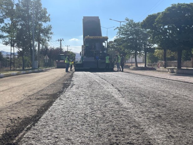 Eski Cezaevi Kavşağı ile Taşköprü arasının sıcak asfalt yapımı başlamıştır. Hayırlı uğurlu olsun.