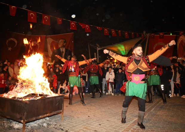 Cumhuriyet coşkusu meydanda yakılan sin sin ateşi ve çalınan marşlarla doyasıya kutlandı.