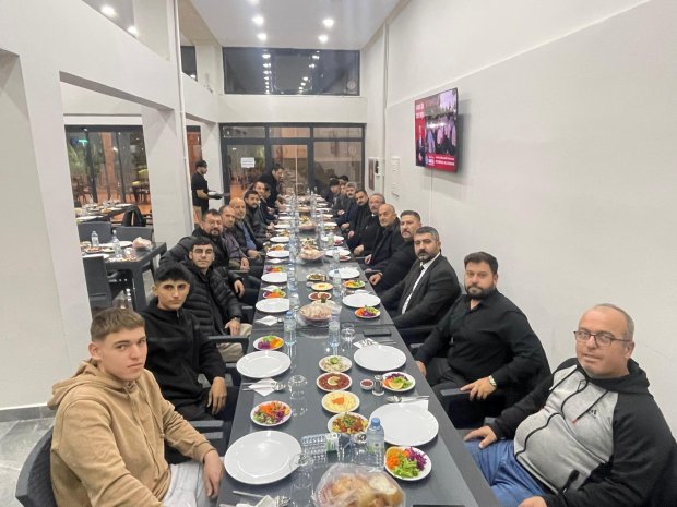 Belediye Başkanımız Sayın Mustafa Kenan Sarıtaş, Kapadokya Avanos Spor Kulübü yönetimi ve futbolcularıyla belediyemize ait sosyal tesislerde bir araya geldi.
