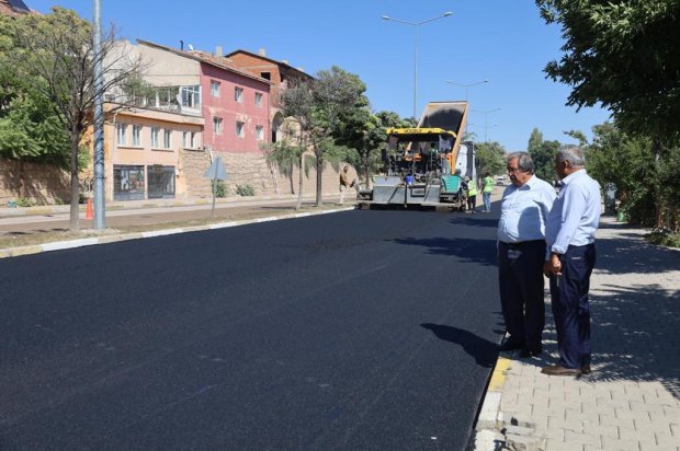 “Avanos’un Çehresini Değiştiren Hizmet: İnönü Caddesi’nde BSK Sıcak Asfalt Atımı Başladı”