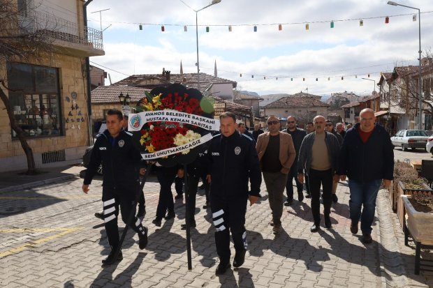 Belediyemiz tarafından değerli sanatçımız Edip Akbayram’ın evinin önüne kadar yürüyüş düzenlenerek karanfil ve çelenk bırakıldı.
