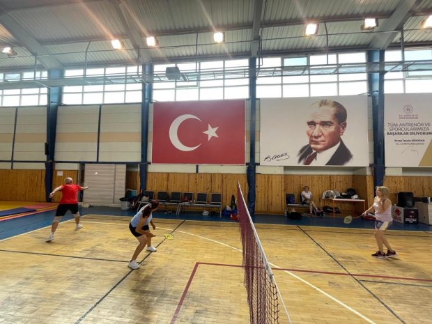 Belediye Başkanımız Veteranlar Badminton Müsabakasına sporculara destek için izleyici olarak katıldı.