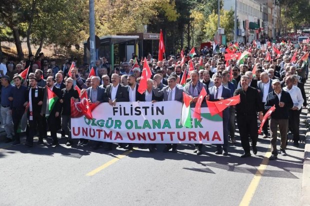 Belediye Başkanımız Sayın Mustafa Kenan Sarıtaş, Nevşehir’de Filistin’e destek amacıyla Sivil toplum kuruluşlarının öncülüğünde gerçekleştirilen yürüyüşe katıldı.