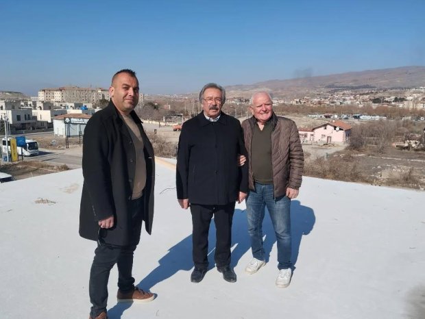 Belediye Başkanımız Sayın Mustafa Kenan Sarıtaş, inşaatı devam eden Avanos Hükümet Konağı çalışmalarını, inşaat sahasını gezerek yerinde inceledi ve çalışanlarla sohbet ederek kolaylıklar diledi.