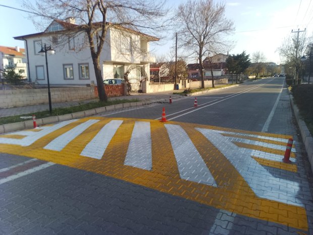 Yaya ve araç güvenliği amacıyla rampa önlerinde yol boyama çalışmaları yapılıyor.