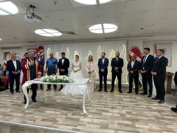 Belediye Başkanımız Sayın Mustafa Kenan Sarıtaş, MHP Nevşehir İl Başkanı Sayın Adnan Doğu'nun kızının nikahını kıydı.