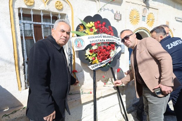 Belediyemiz tarafından değerli sanatçımız Edip Akbayram’ın evinin önüne kadar yürüyüş düzenlenerek karanfil ve çelenk bırakıldı.