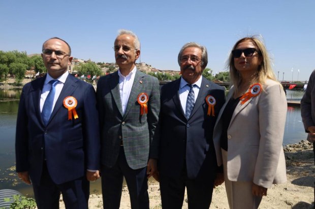 Ulaştırma ve Altyapı Bakanımız Sayın Abdulkadir Uraloğlu’nun katılımlarıyla kapsamlı şekilde restorasyonu tamamlanarak hizmete giren Tarihi Taş Köprümüzün resmi açılışı tören gerçekleştirildi.