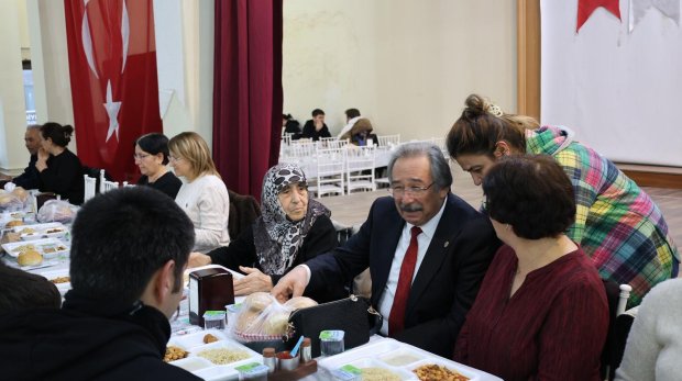 BELEDİYEMİZİN GELENEKSEL İFTAR SOFRASINDA HEMSEHRİLERİMİZ BİR ARADA ORUÇLARINI AÇIYOR