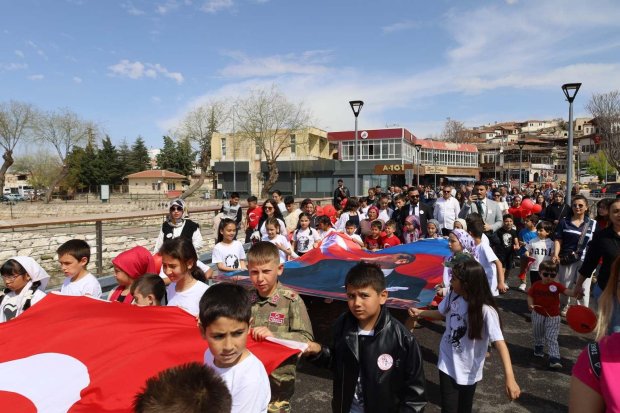 Avanos’ta 23 Nisan Ulusal Egemenlik ve Çocuk Bayramı, Çelenk Sunumu ve Kortej Yürüyüşü ile Başladı