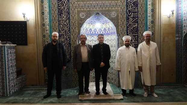Belediye Başkanımız Sayın Mustafa Kenan Sarıtaş Bayram Namazının ardından Şehit Şevket Tekin Merkez Camii’nde hemşehrilerimizle bayramlaştılar.
