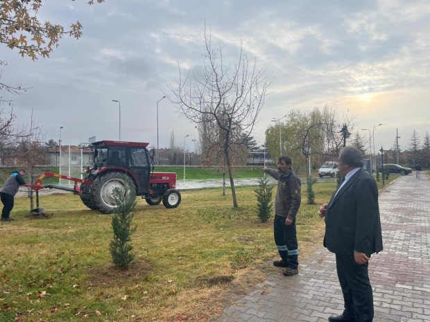 Ağaç Dikim Çalışmalarımız Yoğun Bir Tempo İle Devam Ediyor. Belediye Başkanımız Sayın Mustafa Kenan Sarıtaş, ağaçlandırma çalışmalarına bizzat ağaç dikerek katkı sağladı.
