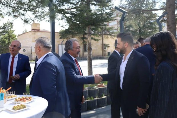 Belediye Başkanımız Sayın Mustafa Kenan Sarıtaş, Nevşehir Vilayetler Evi'nde gerçekleştirilen il protokolü bayramlaşma programına katıldı.