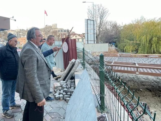 Belediye Başkanımız Mustafa Kenan Sarıtaş çelik konstrüksiyon montaj çalışmaları bugün sona eren Tarihi Taş Köprü’müzde devam eden çalışmaları inceleyip, vatandaşlarımızla sohbet etti.