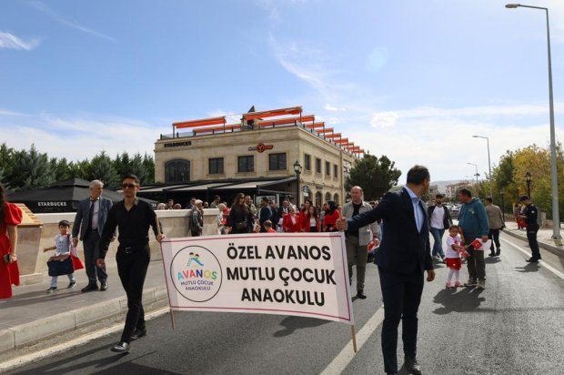 Cumhuriyetimizin 102. yılı etkinlikleri kapsamında, Avanos Mutlu Çocuk Anaokulu tarafından Cumhuriyet Korteji Yürüyüşü ve Çocuk Şenliği etkinliği düzenlendi.