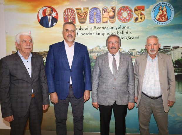 Eski Belediye Başkanlarımızdan Rahmetli Ruhi Top'un oğlu Emekli Albay Tanju Top, Turizmci Cengiz Uzgören ve Esnaflarımızdan Bekir Tükel Belediye Başkanımız Mustafa Kenan Sarıtaş'ı makamında ziyaret ettiler.