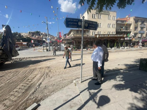 Avanos Çarşı Meydanı’nda, PTT önünden Çarşı Meydanı istikametine uzanan güzergahta, sıcak asfalt çalışmaları öncesinde kilit parke söküm çalışmalarına başlandı.