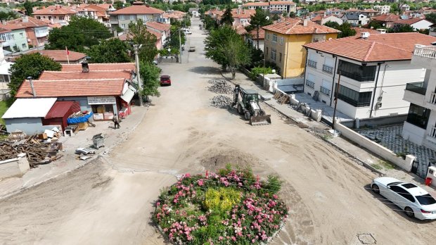 EKONOMİK ÖMRÜNÜ TAMAMLAMIŞ YOLLARIMIZDA KİLİT PARKE YENİLEME ÇALIŞMALARI SÜRÜYOR