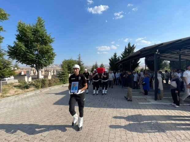 Emekli Komiser Ömer Faruk Güner için Avanos Kabristanlığı’nda İl Emniyet Müdürlüğü Mangası tarafından cenaze töreni düzenlendi.