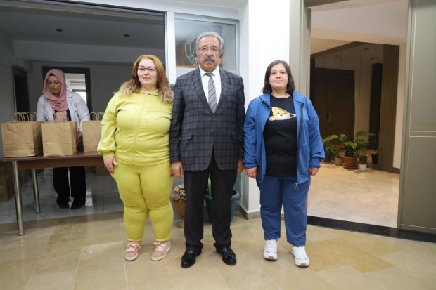 Belediye Başkanımız Sn. Mustafa Kenan Sarıtaş, Ramazan Bayramı dolayısı ile belediye binasında ve diğer hizmet birimlerinde görev yapan personellerimizle bayramlaştı.