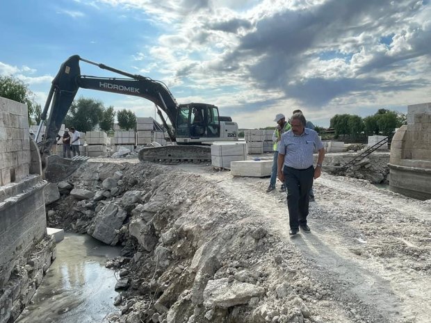 Belediye Başkanımız Tarihi Taş Köprü’müzde devam eden restorasyon çalışmalarını yerinde inceldi.