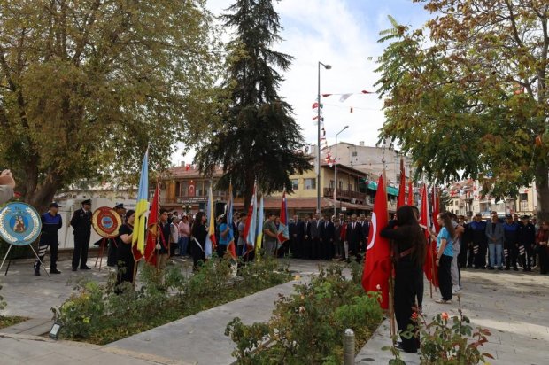Belediye Başkanımız Sayın Mustafa Kenan Sarıtaş, Cumhuriyetimizin 102. yılı kutlamaları kapsamında düzenlenen törende, Cumhuriyet Meydanı’nda bulunan Atatürk Anıtı’na çelenk sundu.