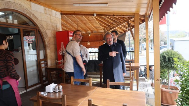 BELEDİYE BAŞKANIMIZ ÇARŞI MERKEZİNDE VATANDAŞLARIMIZIN BAYRAMLARINI KUTLADI