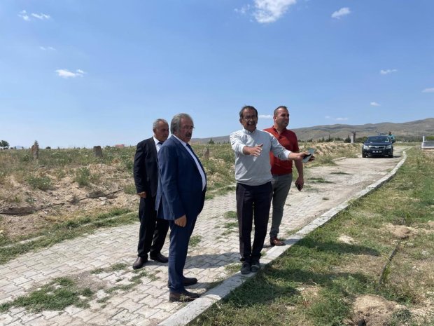Belediye Başkanımız Sayın Mustafa Kenan Sarıtaş, mezarlıkta sürdürülen temizlik çalışmalarını yerinde inceledi.