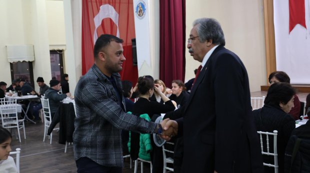 BELEDİYEMİZİN GELENEKSEL İFTAR SOFRASINDA HEMSEHRİLERİMİZ BİR ARADA ORUÇLARINI AÇIYOR