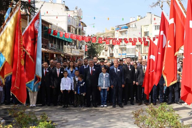 Avanos’ta 23 Nisan Ulusal Egemenlik ve Çocuk Bayramı, Çelenk Sunumu ve Kortej Yürüyüşü ile Başladı